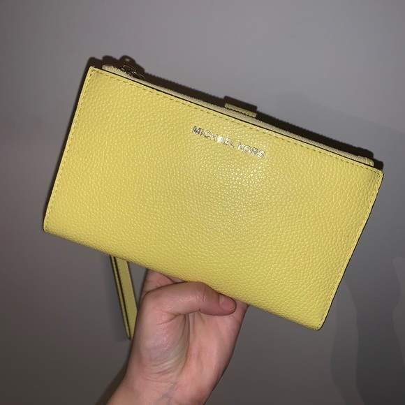 Michael Kors Handbags - Michael Kors Phone Wallet